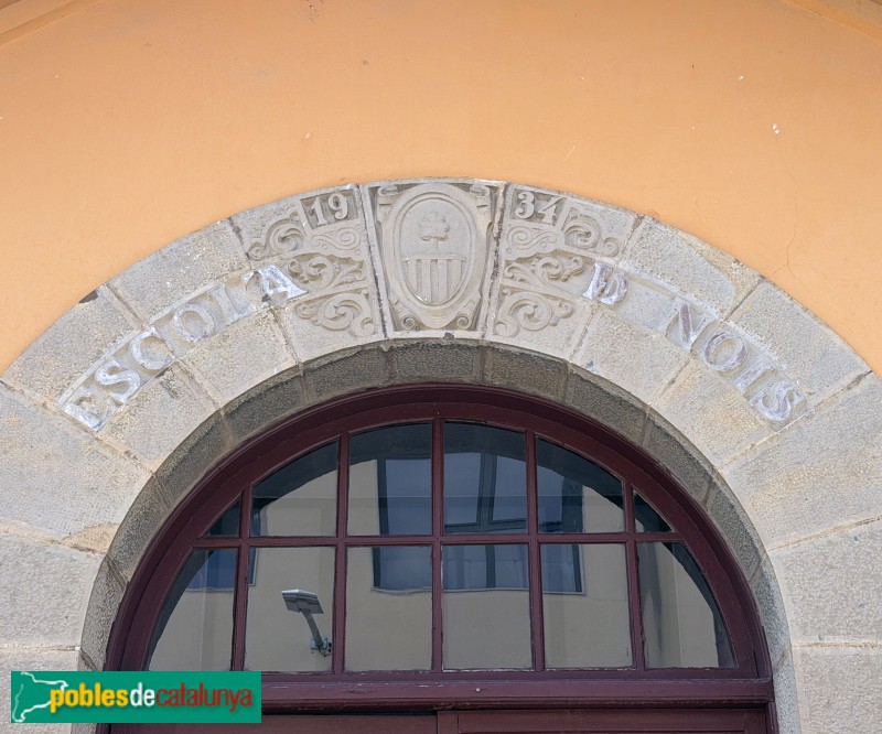 Sant Pere de Torelló - Escola Josep M. Xandri. Porta dels nois