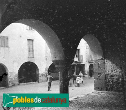 Bellver de Cerdanya - Plaça Major (Foto: <i>Lluís Estasen -Arxiu Fotogràfic Centre Excursionista de Catalunya-</i>, 1915-35) Bellver de Cerdanya - Plaça Major