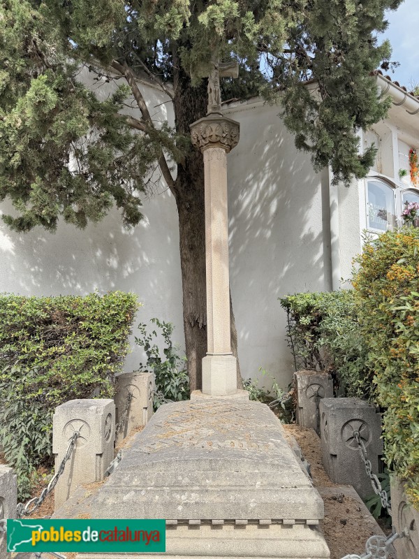 Torelló - Cementiri. Sepilcre Manel Font i Agustina Pujol (Foto: Albert Esteves, 2026) Torelló - Cementiri. Sepilcre Manel Font i Agustina Pujol
