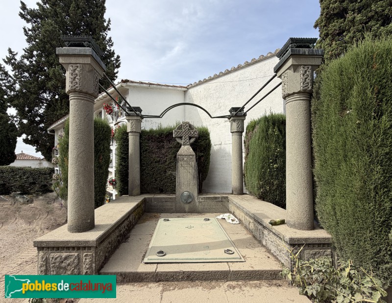 Torelló - Cementiri. Panteó Vergés (Josep M. Pericas, 1927) (Foto: Albert Esteves, 2026) Torelló - Cementiri. Panteó Vergés (Josep M. Pericas, 1927)