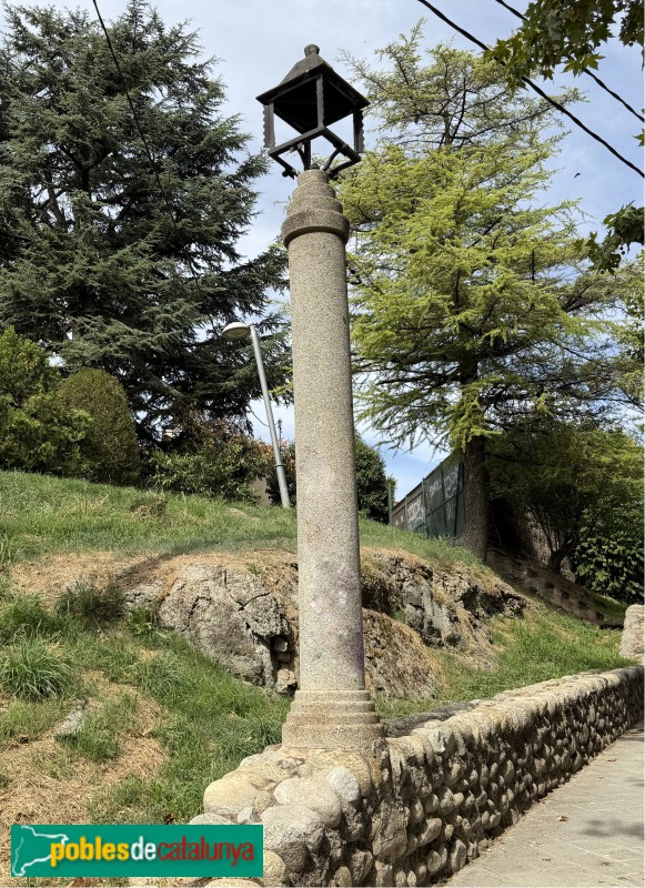 Torelló - Pujada de Mossèn Sabaté. Fanal dissenyat per Josep M. Pericas