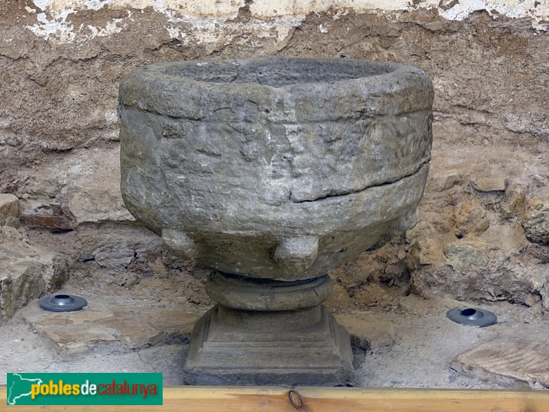 Marganell - Església de Santa Cecília de Montserrat. Pica baptismal dels segles XI-XII, donació Badia-Dalmases