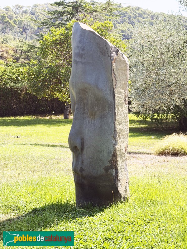 Palamós - Santuari de Santa Maria de Bell-lloc. Escultura Paula (Foto: Albert Esteves, 2026) Palamós - Santuari de Santa Maria de Bell-lloc. Escultura Paula