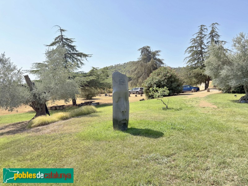 Palamós - Santuari de Santa Maria de Bell-lloc. Escultura Paula (Foto: Albert Esteves, 2026) Palamós - Santuari de Santa Maria de Bell-lloc. Escultura Paula