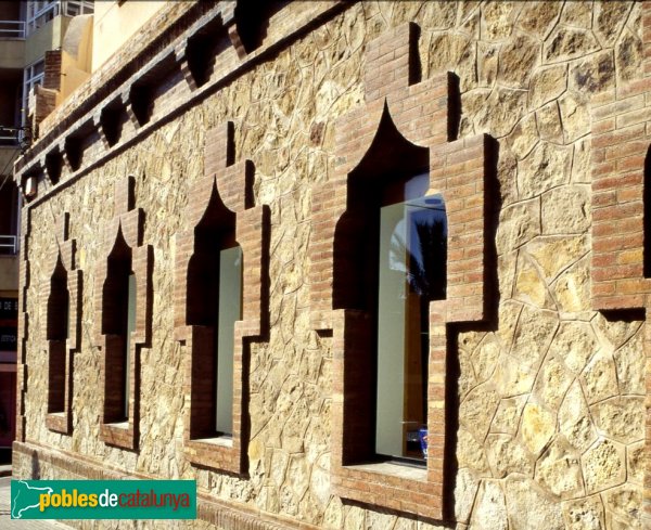 Cornellà de Llobregat - Can Masip (Foto: <i>Josep Maria Ardèvol</i>, 1997) Cornellà de Llobregat - Can Masip